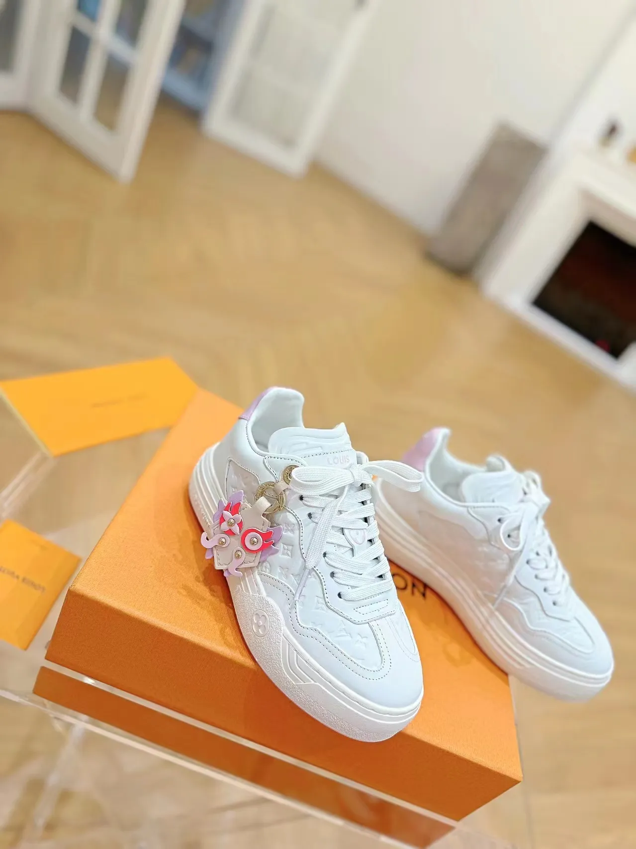 👟👟Ex-factory price 620👟👟Men's size +10 Same style for men and women🔥🔥𝐋𝐕 𝐃𝐢𝐬𝐜𝐨𝐯𝐞𝐫𝐲 2024 new sports shoes thick sole casual ❗️❗️ original purchase development and production LV Discovery lace-up shoes were unveiled at Louis Vuitton's fourth show. They are made of technical mesh fabric and metallic synthetic materials to create a streamlined design. Brand elements embellish the upper and lightweight rubber outsole, with technical shoelaces. Fabric: Original imported cowhide + technology mesh Inner lining: Original customized breathable mesh Sole: Original molded ultra-light rubber foam material Bottom thickness: 5.5CM Size: Women's 35-41 (41 customized), Men's 39-46, (45-46 customized)